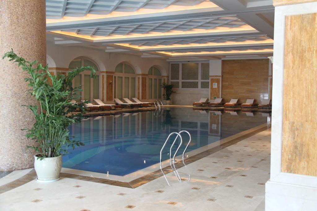 Landison Green Town Hotel Xinchang Bagian luar foto