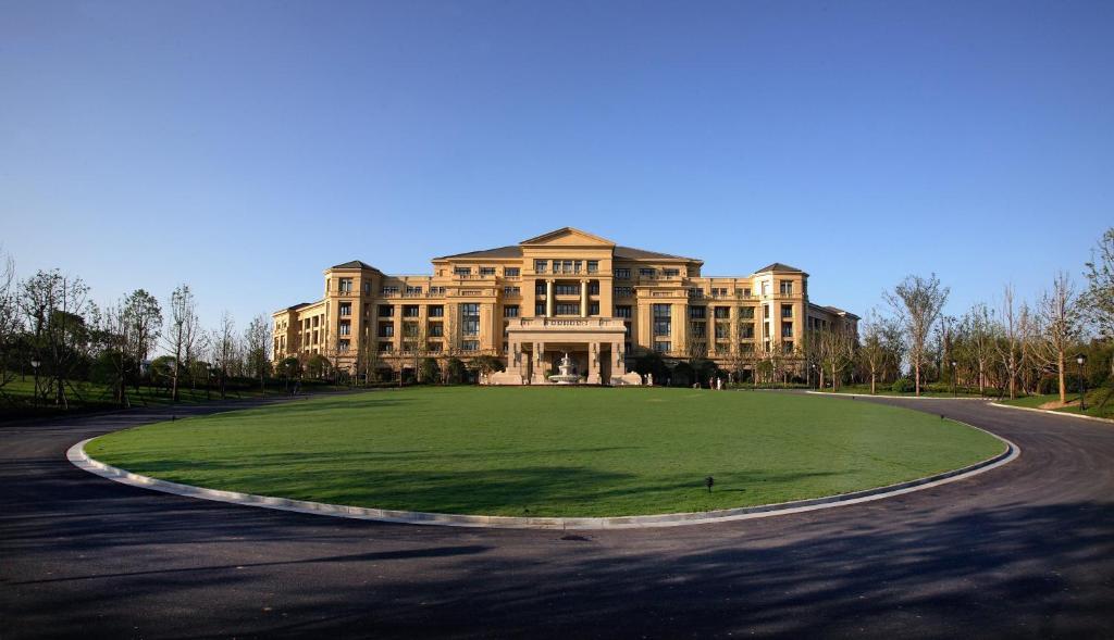 Landison Green Town Hotel Xinchang Bagian luar foto