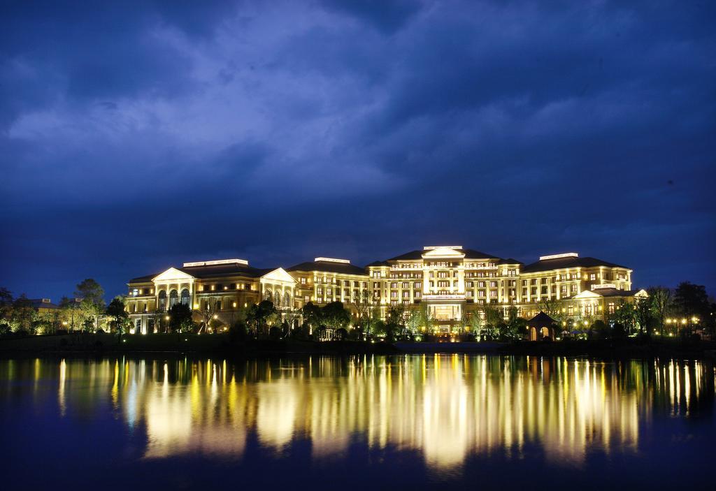 Landison Green Town Hotel Xinchang Bagian luar foto